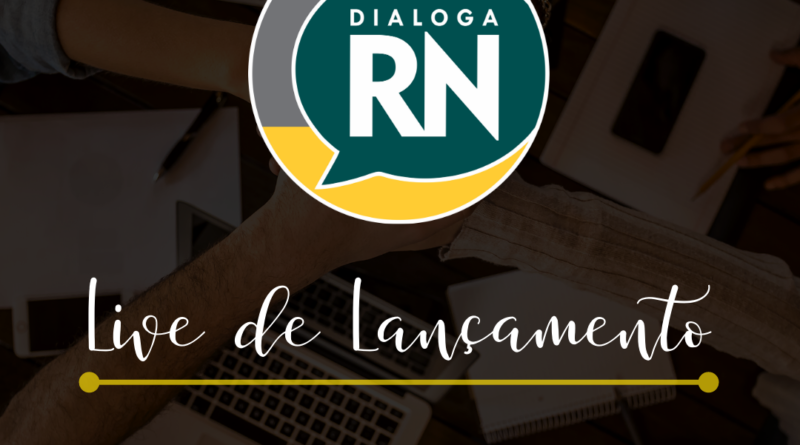 [descrição da imagem] Banner de divulgação do evento. Quadrado colorido. No plano de fundo, uma foto que apresenta a vista de cima de uma mesa de trabalho, na qual se encontram celulares, cadernos, canetas e um notebook. Cinco pessoas dão as mãos sobrepostas umas às mãos das outras no centro da imagem, num gesto que representa união e espírito de equipe. Em destaque e no centro da imagem, o logotipo do coletivo Dialoga RN. Logo abaixo, lê-se o título “Live de Lançamento”, escrito em letra manuscrita. Separado por uma linha horizontal amarela, a parte inferior da imagem traz as informações “13 de abril, 19h, @coletivodialogarn”, acompanhados de uma logo simplificada do Instagram. [fim da descrição]